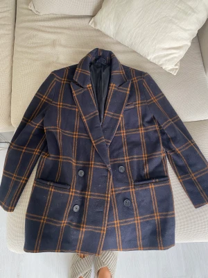 Rutig kappa från &other stories - Superfin lite kortare kappa i nyskick perfekt för hösten 🍁🍁🍁