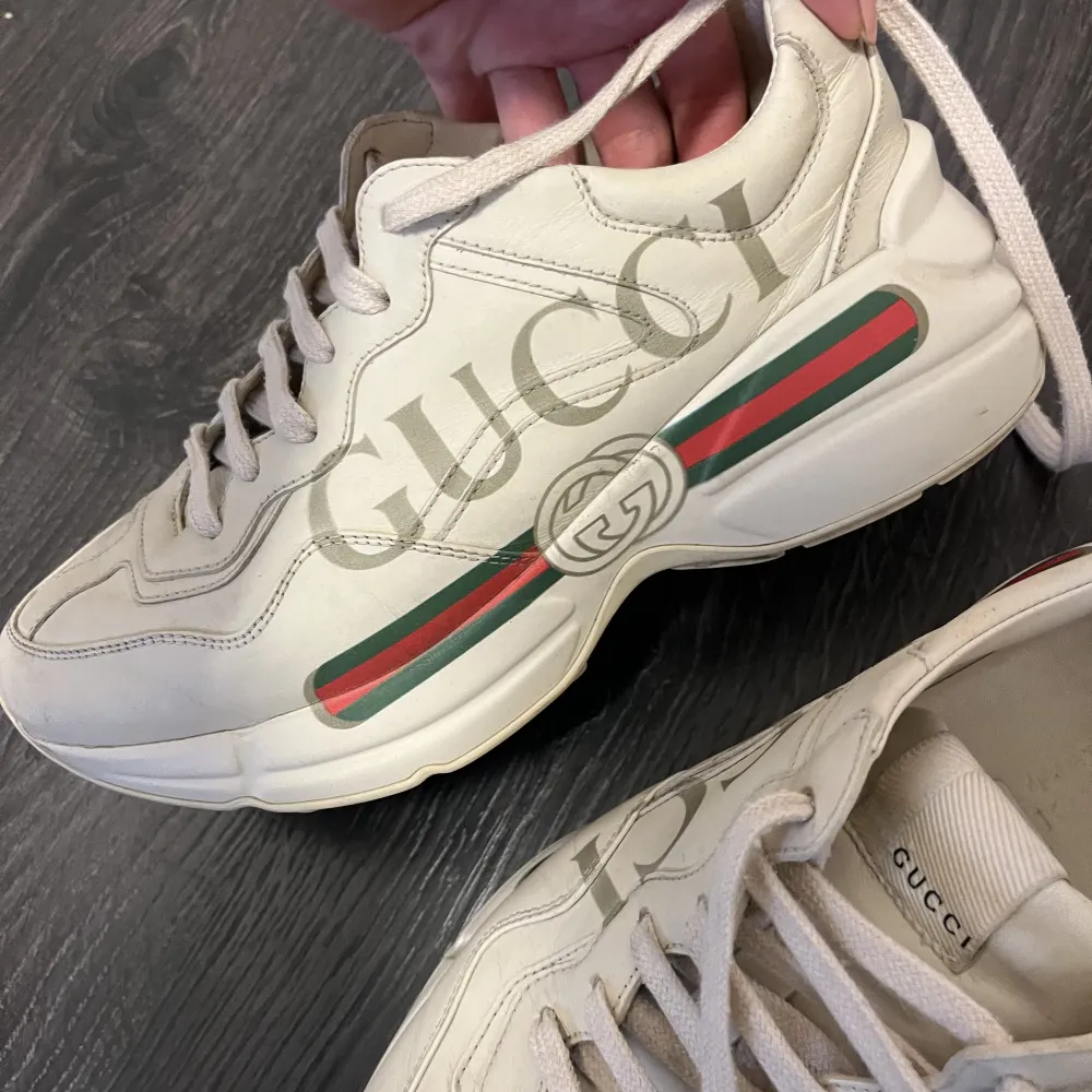Säljer dessa skor ifrån Gucci då de inte används och gärna vill hitta ett nytt hem. Inte använt särskilt mycket så är som nya förutom på insidan, där är det lite svart skav typ. I övrigt väldigt fint skick på dom! DM om du har frågor. Skor.