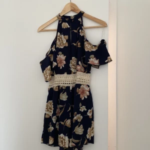 Blommig byxdress - Superfin blommig byxdress i storlek 34 som ej kommer till användning! 🌸  Fint skick! 