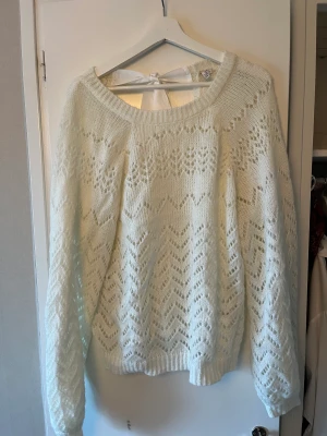 Stickadtröja  - Stickadtröja från Nelly med knyte i nacken 