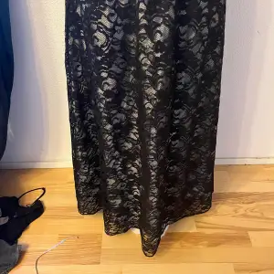 Jätte cool vintage goth kjol 100% polyester. Lång och passar fint till långa personer då jag är 178cm. Storlek S men passar också som M
