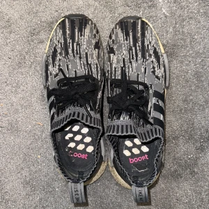 Adidas NMD Primeknit - Stl. 44 - Adidas NMD. Finns i Stockholm. Köpare står för frakt. Kan köras ut mot avgift. 