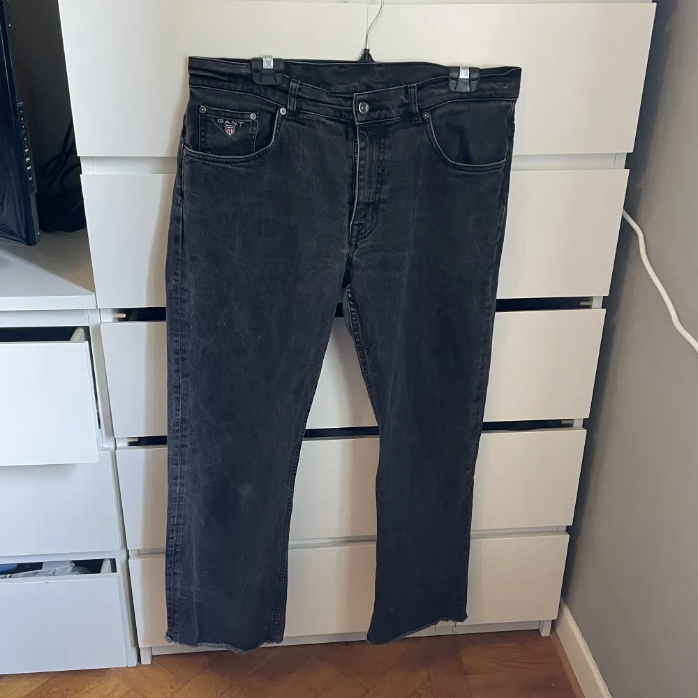 Snygga byxor i bra skick som funkar till väldigt många olika outfits och stilar. Från början är dom 36/34 men har klippt så dom är typ 36/30-32. Jeans & Byxor.