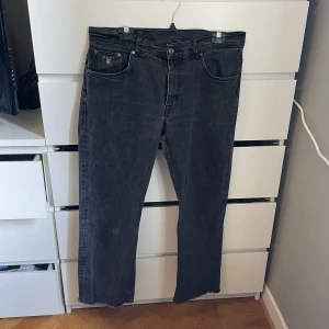 GANT Jeans/byxor - Snygga byxor i bra skick som funkar till väldigt många olika outfits och stilar. Från början är dom 36/34 men har klippt så dom är typ 36/30-32