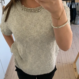 Stickad T-shirt  - Säljer denna snygga stickade t-shirten ifrån Hm! stoleken är M och den har snygga silver pärlor i kragen! 100kr