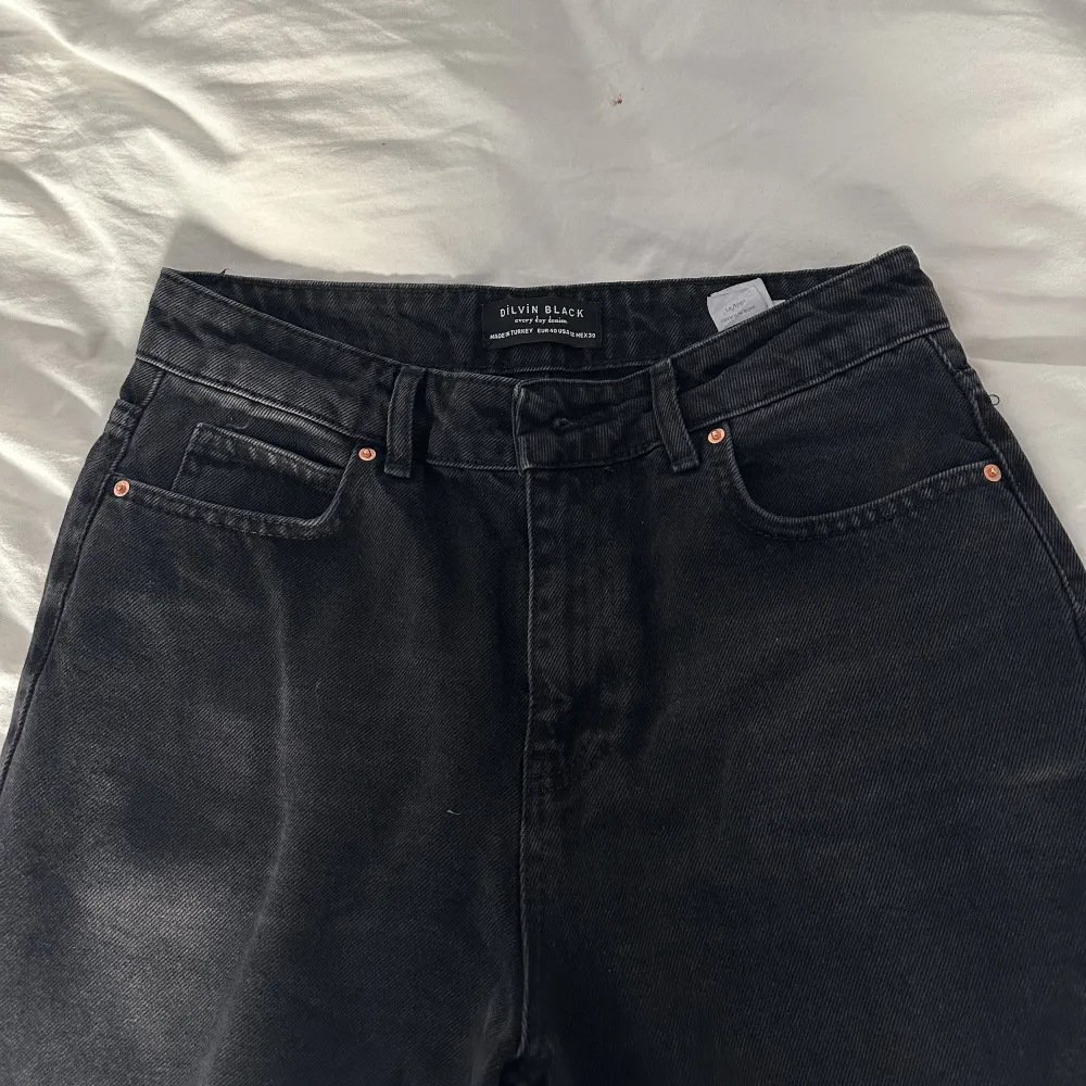Helt oanvända denim jeans, svart gråa 🌸. Jeans & Byxor.