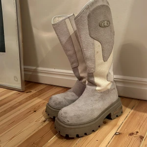 EYTYS cowboy boots - De här underbara stövlarna har bara använts ett fåtal gånger. De har dock lite fläckar på mockan, därav det billiga priset. De är supersköna att bära och varma till vintern! De är höga till knät! 