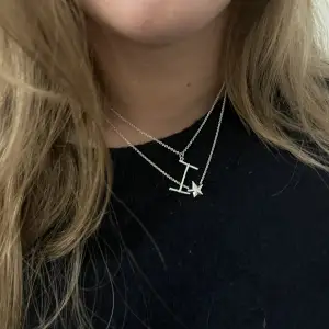 Super fint Maria Nilsdotter halsband med bokstaven I på💗
