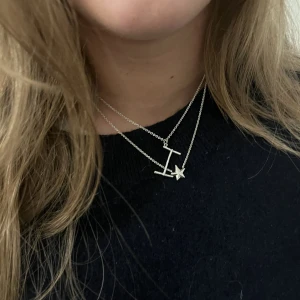Maria Nilsdotter halsband - Super fint Maria Nilsdotter halsband med bokstaven I på, det är aldrig använt💗Kjedjan är den kortaste längden så 40 cm💗 