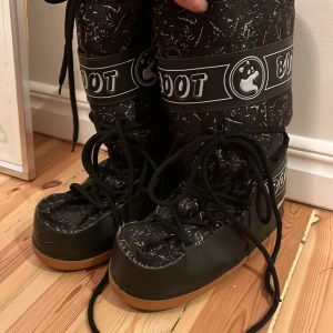 MOON BOOTS - De bästa moon bootsen!! Svarta med vitt/silvrigt mönster och långa svarta skosnören! Jag är själv storlek 38 och de passar mig jättebra. Men de ska ju vara stora så passar absolut större fötter också! Så varma, sköna och snygga på vintern!