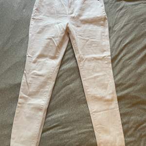 Vita snygga jeans, stretchiga  Aldrig använt-nyskick 