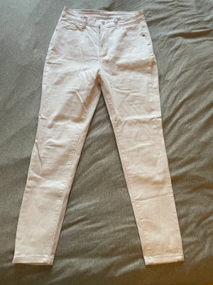 Vita jeans - Vita snygga jeans, stretchiga  Aldrig använt-nyskick 