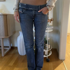 Lågmidjade Diesel jeans - Säljer dessa såå snygga Lågmidjade diesel jeans! Storlek 29 men är som en 36! Modellen är 168 passar längre!