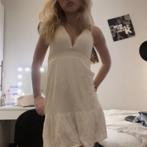 Vit kläning öppen rygg  - Super fin och en stor favorit hos mig ett väldigt bra tag, klänningen är köpt från zalando märket är pull and bear storlek XS, hör av er om ni har några frågor💕💕