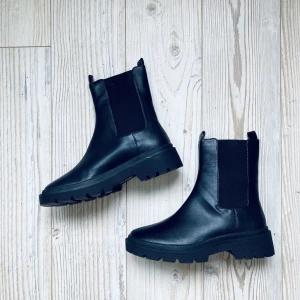 Chelsea boots  - Supersnygga helt nya Chelsea boots med låg klack fr Nelly strl 39. Säljes pga passade ej mig. Fejk-läder! Nypris var ca 600.