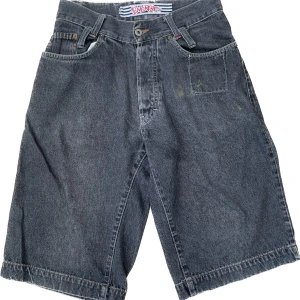 Perfekta jorts - Skitsnygga jeans shorts som jag säljer för att de inte kommer till användning. Små gula fläckar på framsidan och en liten vit fläck på backsidan men inget man tänker på. Perfekt längd och baggyness på dom! Skriv för mer frågor:) 