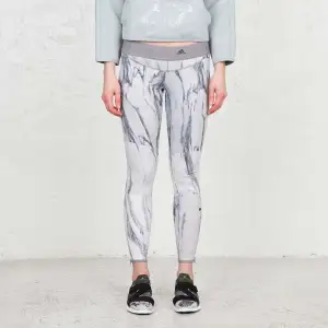 Träningsbyxor från Adidas by Stella McCartney, modell Run Print Tight. Använd, men utan anmärkning.  Storlek: M Material: 80% polyester, 20% spandex