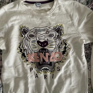 Kenzo Tröja  - Kenzo tröja den är inte äkta fast den har jätte bra material 👍🏻