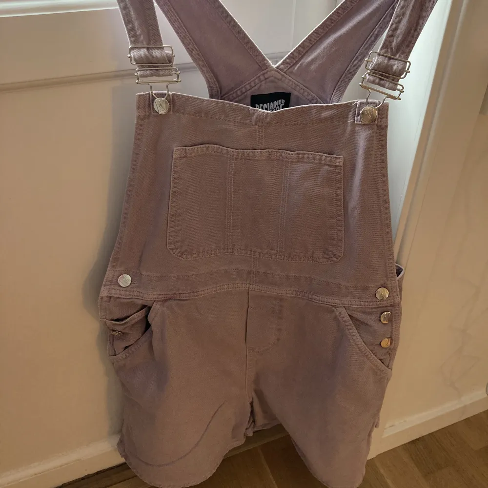 Lila hängselshorts från reclaimed vintage i storlek 40. Shorts.