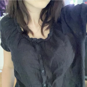 svart blus   - Skitsöt ganska tunn blus från vero moda! Strorlek M men passar bra på mig som har S oxå. Säljer då den inte kommer till användning så mycket längre. Skriv för fler bilder eller andra frågor!! 