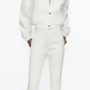 Vita slacks från Zara som liknar 1478/233 fast utan svart resår där bak, och har istället vit resår. Bild 1 är lånad från Zaras hemsida. Storlek XS som tyvärr inte passar mig längre 🩷