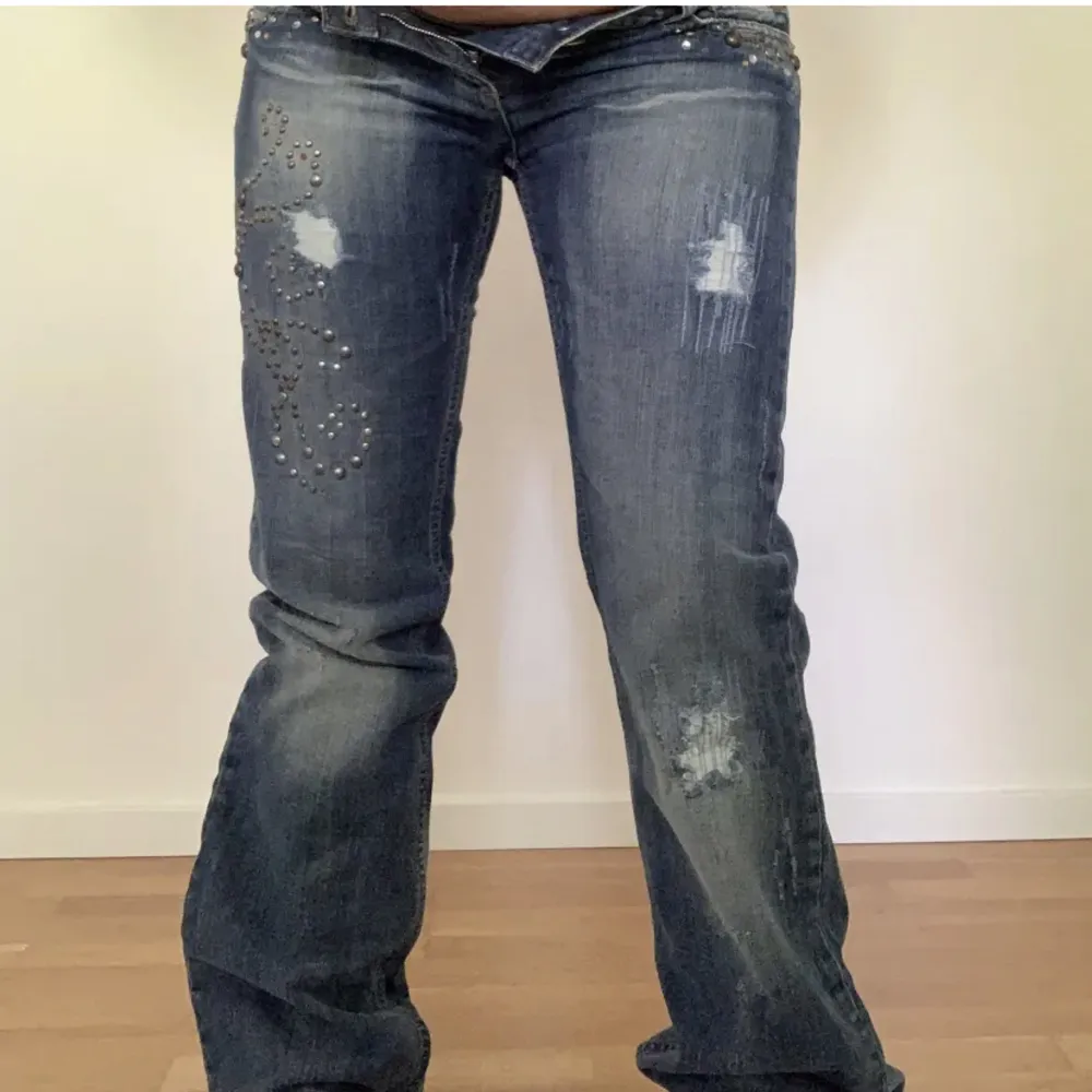 ett par lågmidjade jeans ja köpte här på plick men inte riktigt var min stil! JÄTTE snygga!!! (lånade bilder) midjemått: 42x2 innerbenslängd: 85 full längden: 105. Jeans & Byxor.