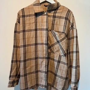 Rutig skjorta - Rensar ut min garderob för saker jag inye använder. För mer frågor, bara och skicka iväg ett meddelande!😋