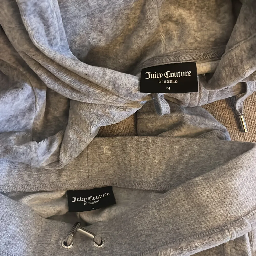 Säljer mitt juicy set i färgen grey marl, byxorna är storlek S och koftan M. Helt oanvända pris kan diskuteras . Jeans & Byxor.