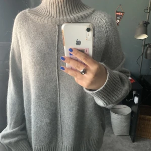 Grå stickad tröja CW - Säljer min tröja från Carin Wester, jätte fin och mysig men kommer inte till användning! 