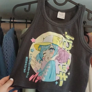 Anime topp linne - En kort anime linne bar skick och är som ny