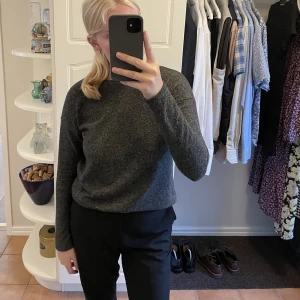 Stickad tröja - Mörk grå lite tunnare stickad tröja. Super skön inuti. Inget nopprig. Storlek S. 