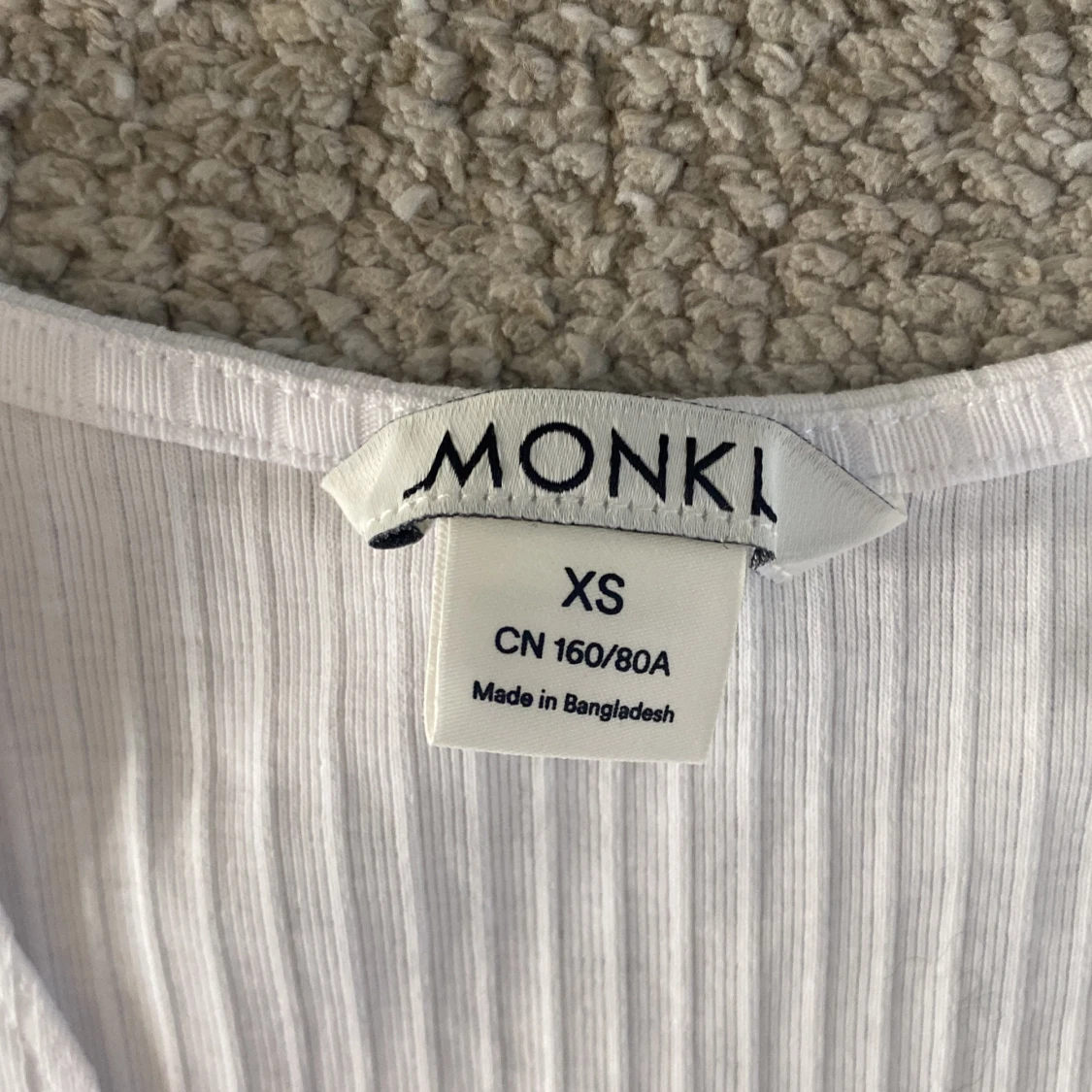 Vit ribbad v-ringad topp från monki  - 90