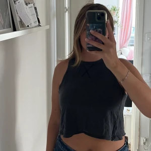 Grå/svart topp - Rensar ut min garderob för saker jag inte använder. För mer frågor, bara och skicka iväg ett meddelande!😋 (Frakt varierar storleken på plagget) Toppen är i en urvättad grå/svart färg:)