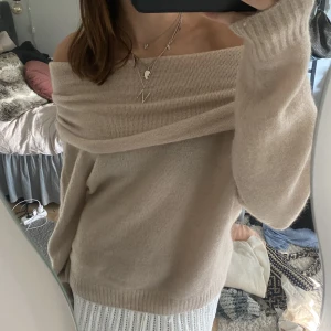 Stickad tröja  - Stickad off shoulder tröja från h&m☺️