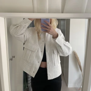 Vit jacka - Vit jacka från ginatricot, helt oanvänd!! I storlek xs. Nypris 600kr