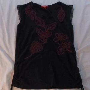 y2k tröja  - En snygg y2k tröja med snygga detaljer som går att justera längst ner på tröjan, i bra skick! :)