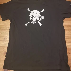 dödskalle t-shirt  - den är ganska gammal jag använde den när jag var kring 6 och fortsatt ha i flera år, trots detta är den inte trasig! inte använd på nästan 2 år :)