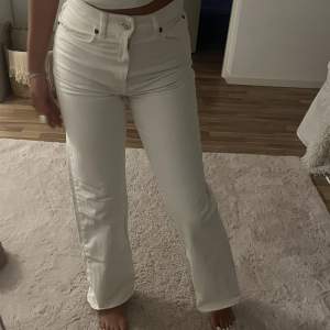 Vita raka jeans från hm i storlek. 36, xs/s. Pris kan diskuteras