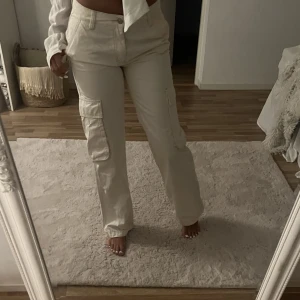 Cargobyxor - Snygga ljus beigea cargobyxor från gina i storlek 34🩷