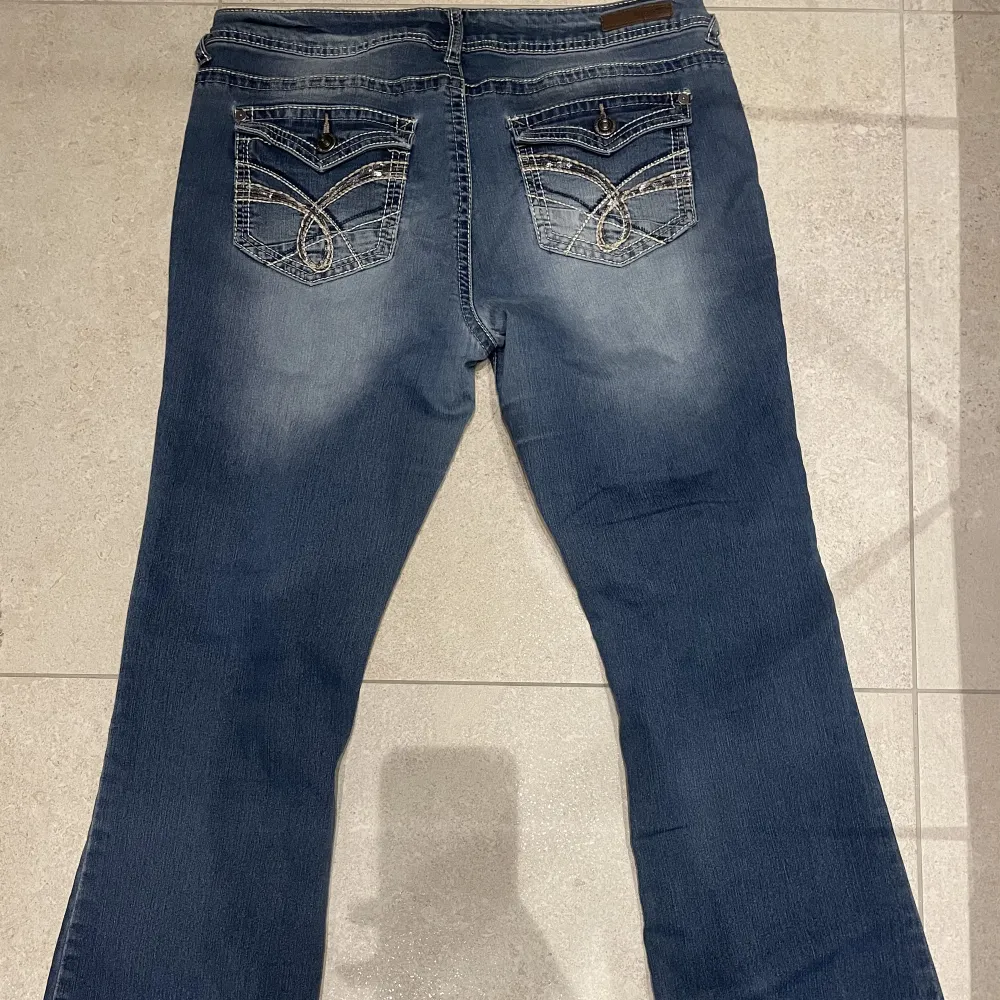 Ett par baggy bootcut jeans i storlek W40 L32 Lite slitna vid hälarna men inga större defekter. Jeans & Byxor.