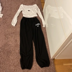 Långärmad tröja och mjukisar sett - Ett sett från shein. Det är svarta mjukisbyxor med vit text där det står California USA. Och en vit tröja med en svart stjärna. Både byxorna och tröjan är från Shein. Jättebra kvalite. 