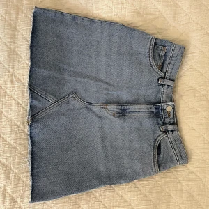 Jeanskjol - Jeanskjol från Monki, aldrig använd.