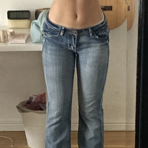 Jeans - Lågmidjade och en aning utsvängda:) Otroligt pixlade bilder; dm:a gärna för att få närmare titt + mått 🗿Frakt blir 29!