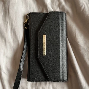 Mobilskal  - Säljs då det inte passar min nuvarande mobil. Passar iPhone xr. Skalet man sätter på telefonen är lite sönder se bild 3. Köparen står för frakten! 