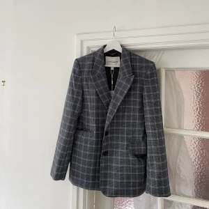 Helt ny blazer från Carin wester  - Helt ny oanvänd blazer från Carin Wester i storlek 36! Jag köpte den för 699kr. Den är superfin och skön!