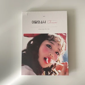 LOONA Monthly Girl Chuu Album - Nyare press (2020). Photocardet är lite skadat plus insidan av albumet har blivit färgat av fotoboken. Skriv om du har några frågor 💗