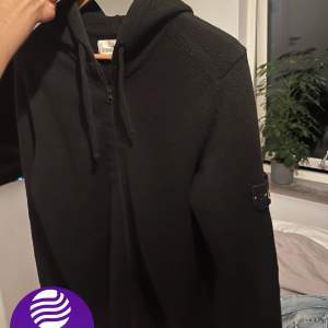 Säljer en riktigt fet Stone island zip hoodie i färgen svart, den är i storlek M - {True to size}. Väldigt bra skick 9/10, Skriv vid fler frågor eller funderingar! 