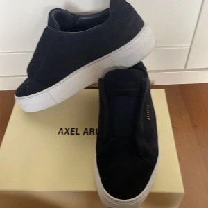 Arigato Clean 360 laceless - Skor från arigato storlek 41  Nästintill oanvända, har använt typ 6/7 gånger. Skolåda och skopåse följer med.