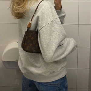 Vintage small Lv bag - Jättesnygg louis Vuitton liten väska, så sjukt snygg men kommer inte till användning längre 