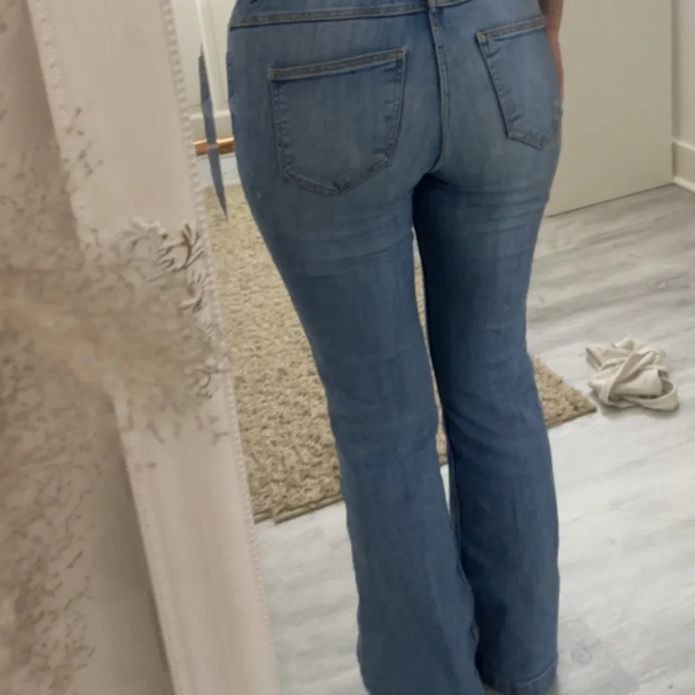 Mid Waist jeans från JDY storlek 27 längd 30, perfekt längd på kortare (är 1,58). säljer då dom inte kommer till användning längre.. Jeans & Byxor.